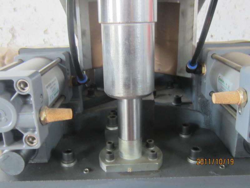 供應(yīng)濟(jì)南塑料門窗三位焊接機(jī)