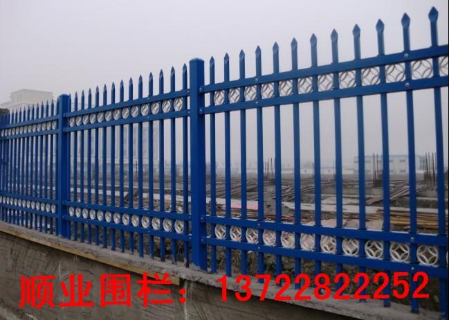 供應(yīng)鐵藝護(hù)欄鋅鋼護(hù)欄庭院圍欄小區(qū)防護(hù)欄工廠圍墻護(hù)欄