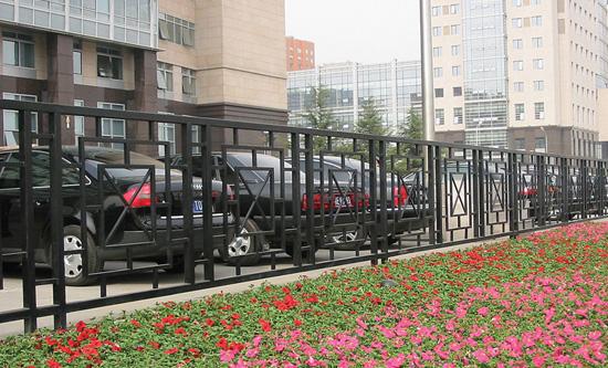 供應(yīng)輕型鋼構(gòu)圍墻欄桿供應(yīng)廠家