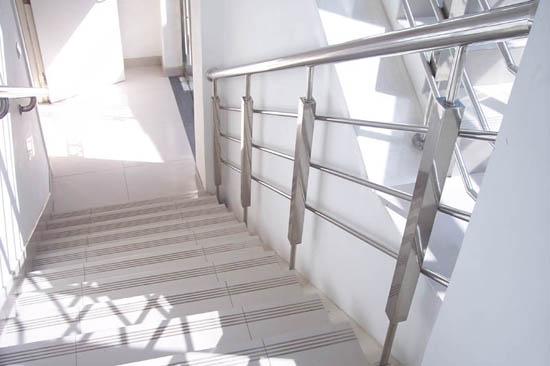 供應(yīng)不銹鋼玻璃靠墻樓梯扶手