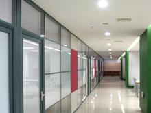 供應(yīng)雙層五厘鋼化玻璃百葉隔斷制作廠家