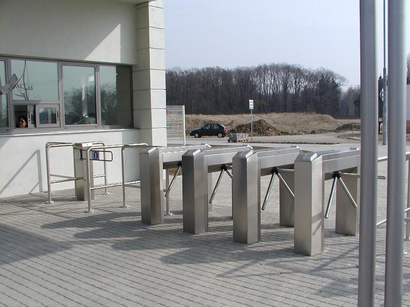 工業(yè)園防尾隨三輥閘通道管理圖片