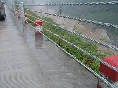 供應(yīng)湖南長沙金州大道纜索護(hù)欄 湖南長沙纜索護(hù)欄