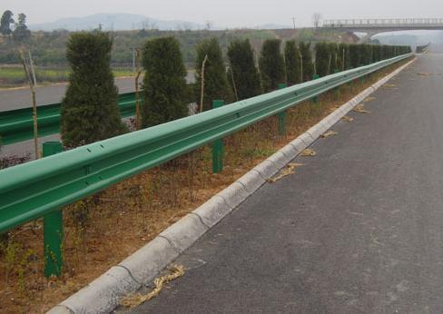 供應(yīng)湖南郴州公路波形護欄