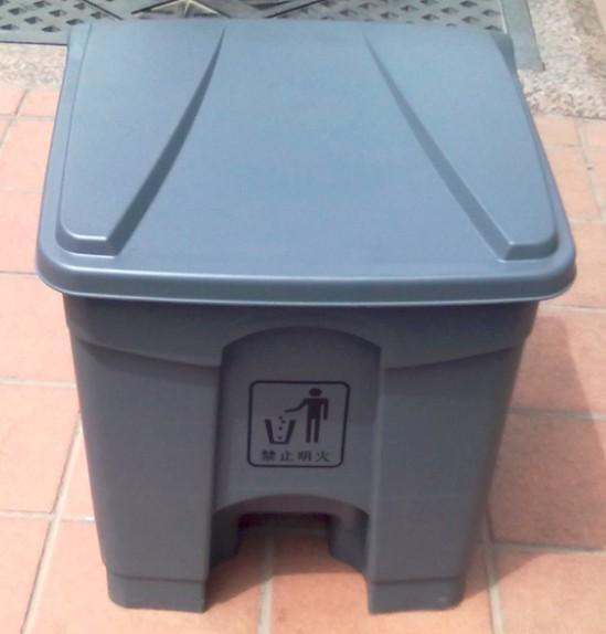 腳踏垃圾桶圖片