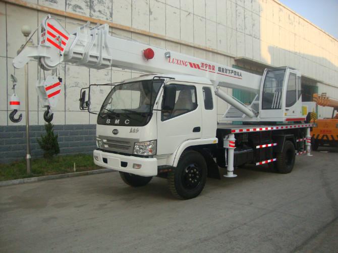供應8噸東方紅汽車底盤吊車，山東吊車，唐駿歐鈴底盤吊車