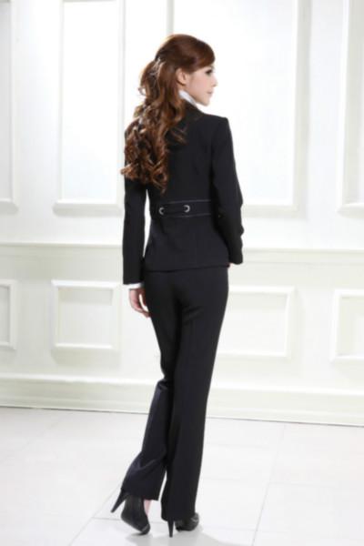 供應(yīng)女性穿西裝注意事項(xiàng)