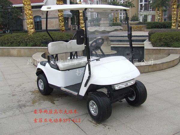 兩座高爾夫球車圖片
