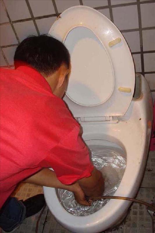 專業(yè)疏通馬桶下水道專車清理化糞池圖片