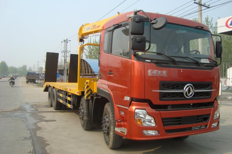 東風(fēng)前四后八平板運輸車帶12噸吊圖片