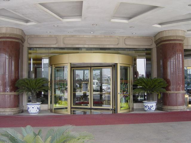 供應山東豪華兩翼旋轉(zhuǎn)門價格及生產(chǎn)廠家