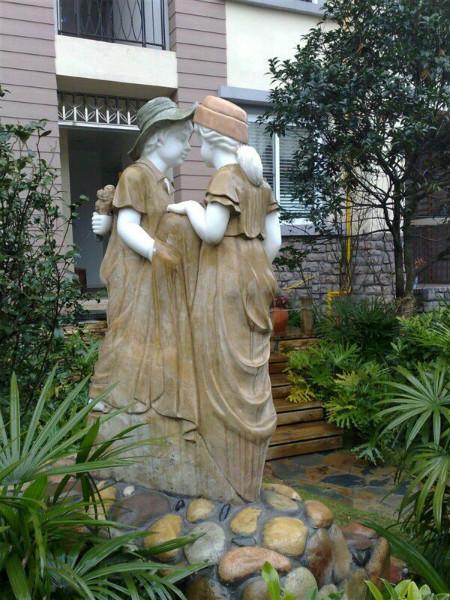 供應(yīng)玻璃鋼花苑雕塑