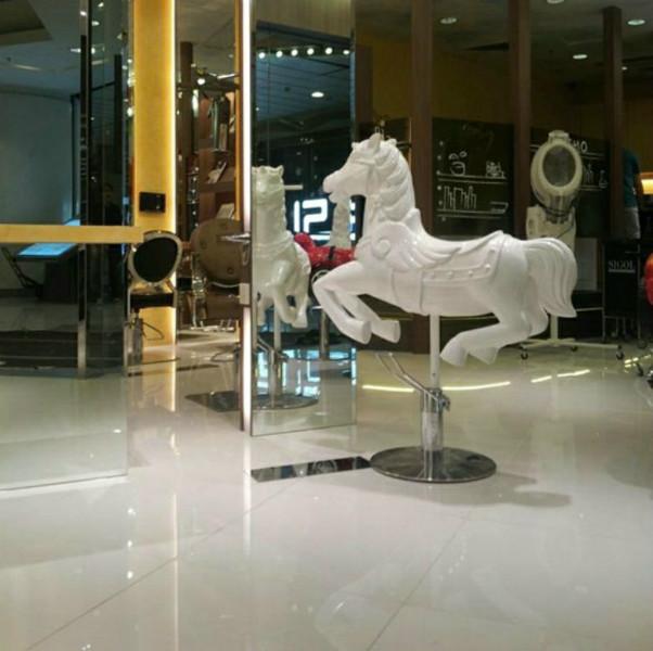 供應(yīng)玻璃鋼商場(chǎng)木馬雕塑