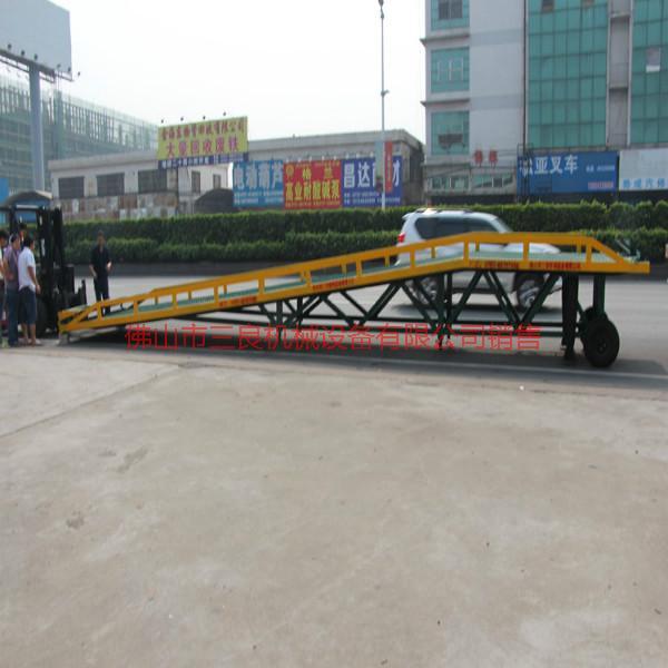 供應(yīng)叉車搬運設(shè)備選三良牌移動式登車橋