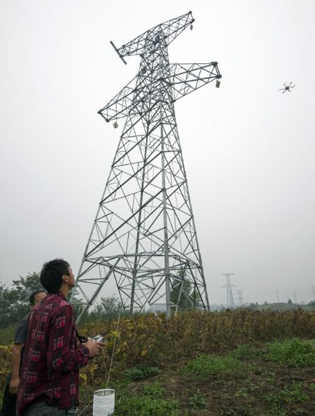 供應(yīng)無人機(jī)電力架線顯身手