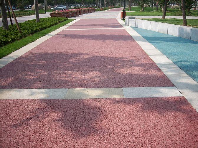 高透水混凝土地面施工-鋪裝-性能優(yōu)勢（透水混凝土廠家供給）