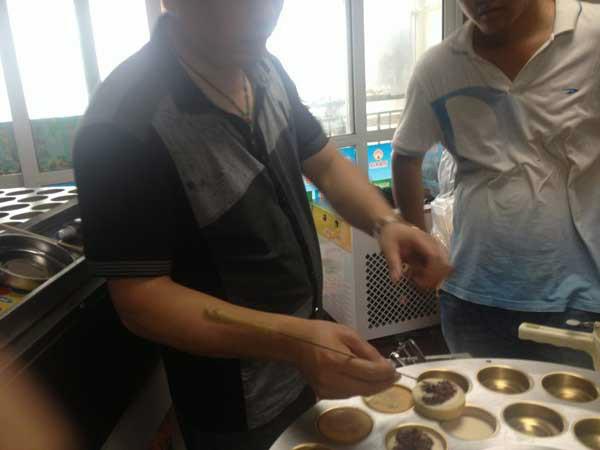 許昌旋轉(zhuǎn)烤肉機(jī)哪里有賣 做肉夾饃土耳其烤肉機(jī)合理賣價(jià)