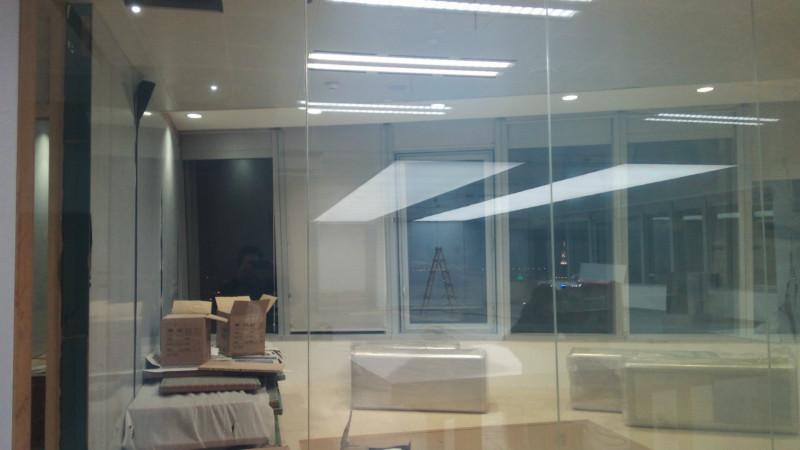 供應(yīng)單向可視玻璃 鋼化可視玻璃鋼化防滑玻璃昊都玻璃