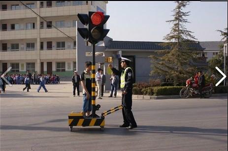 廠家現(xiàn)貨供應(yīng)太陽(yáng)能移動(dòng)紅綠燈 深圳太陽(yáng)能移動(dòng)式信號(hào)燈