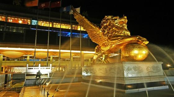 供應(yīng)動(dòng)物雕塑玻璃鋼馬雕塑仿真動(dòng)物