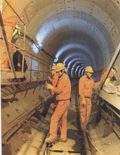 供應(yīng)隧道護(hù)坡速凝劑，隧道護(hù)坡速凝劑廠家直銷，隧道護(hù)坡速凝劑生產(chǎn)廠家