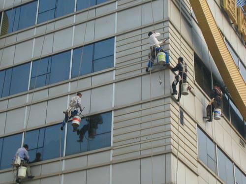 供應(yīng)李滄哪家高空外墻清洗公司* *軍成誠保潔公司