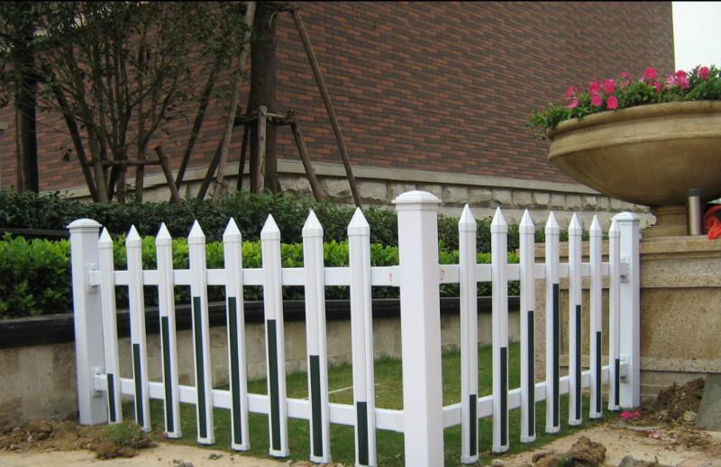 供應(yīng)鐵藝護(hù)欄PVC護(hù)欄桃形護(hù)欄網(wǎng)