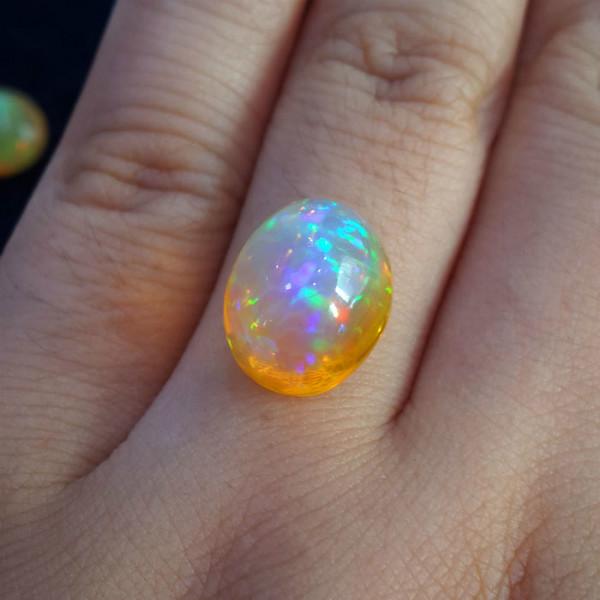 供應(yīng)彩色寶石歐泊6.34克拉水晶歐泊