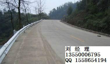 供應(yīng)鄉(xiāng)村公路兩波形梁鋼護(hù)欄