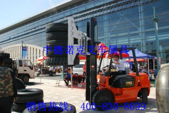 供應(yīng)*率搬運(yùn)輪胎設(shè)備叉車輪胎夾