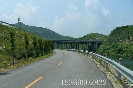 最便宜的波紋板護(hù)欄圖片