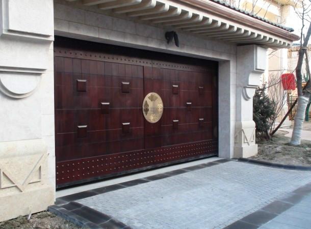 供應(yīng)電動(dòng)上滑實(shí)木車庫(kù)門