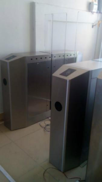 供應(yīng)深圳廠家直銷(xiāo)*豪華全高平移閘