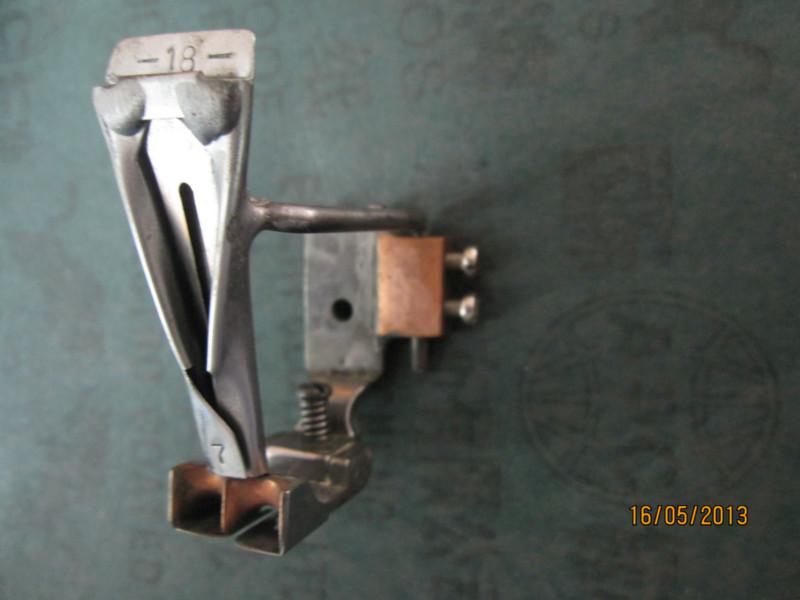 供應(yīng)雙針車開骨壓腳（銅開骨刀，左右傍位螺絲可調(diào)式） 可加吊筒