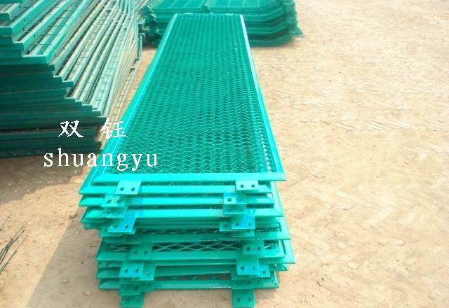 供應內蒙古 包頭網圍欄_鋼板網圍欄又名防眩網 防撞網