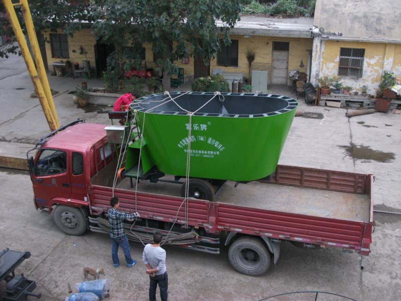 供應牛羊自動喂料車牛羊喂料設備廠家直銷自動喂料車