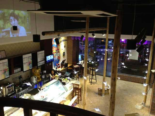供應(yīng)上海烘培店實(shí)木桌子廠家定制