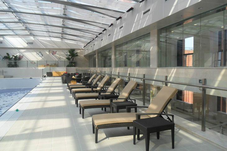 深圳會(huì)所躺椅別墅泳池躺椅圖片