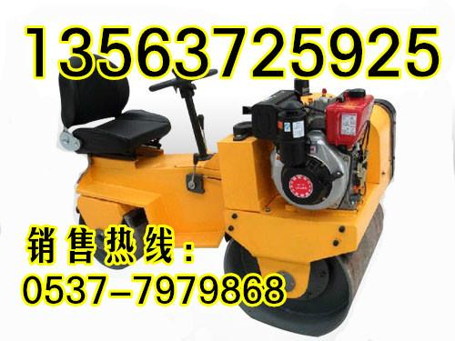 小型座駕式振動(dòng)壓路機(jī)圖片