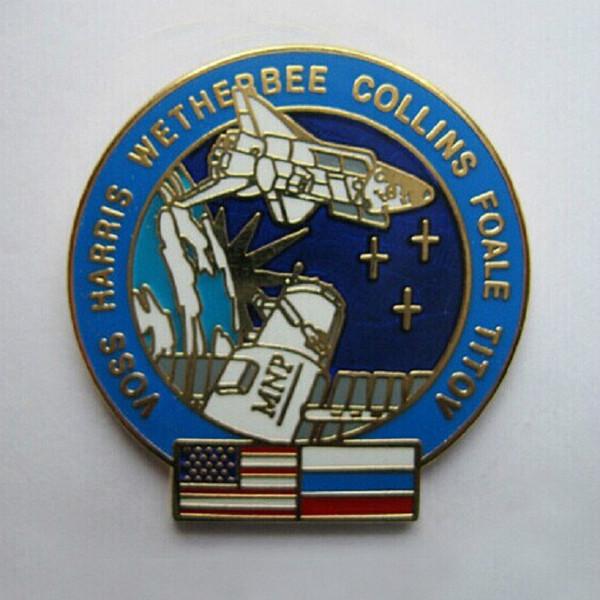 供應鋅合金背帶蝴蝶扣琺瑯徽章 胸章紀念章定制