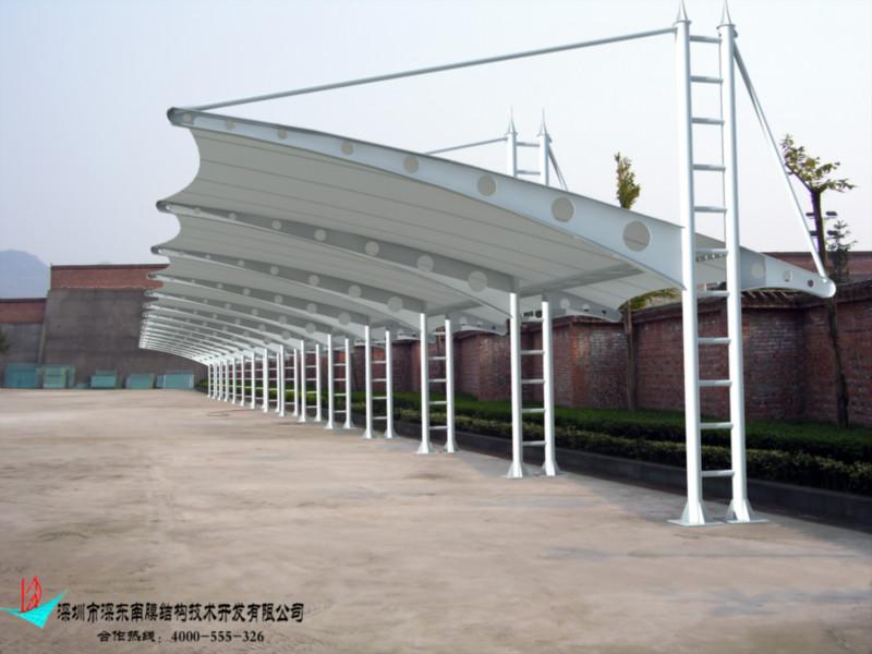 深東南承接膜結(jié)構(gòu)停車棚設(shè)計安裝圖片