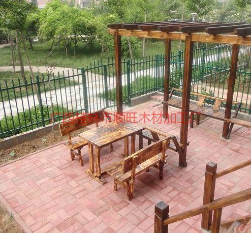 供應度假村碳化木休閑桌椅廠家,廣西訂做度假村碳化木休閑桌椅