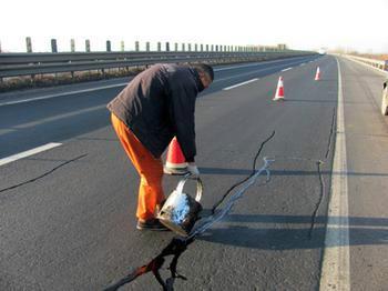 供应南通道路密封胶灌缝材料道路灌缝密封图片