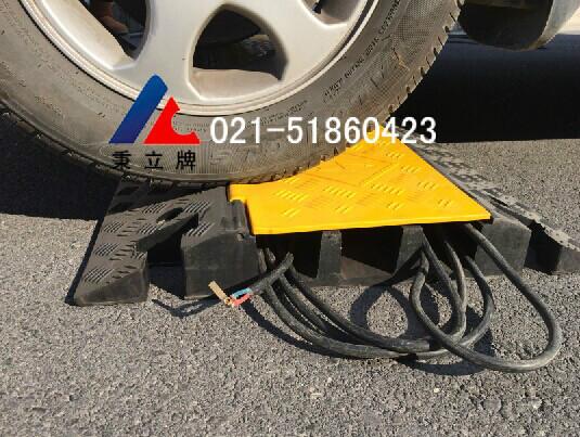 地面護(hù)線過線板大規(guī)格線槽板穿線板圖片