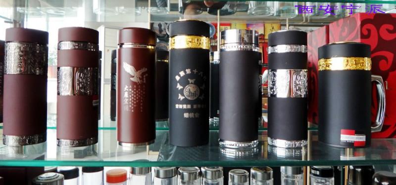 供應西安保溫杯批發(fā)定做紫砂杯激光刻字批發(fā)