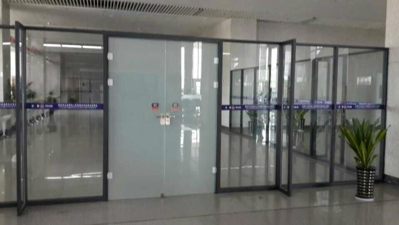 供應高郵哪里有做辦公玻璃隔斷，高郵哪里有做辦公玻璃隔斷廠家成品批發(fā)，