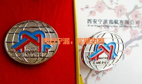 供應(yīng)西安金銀銅獎(jiǎng)牌定制加工，純銀紀(jì)念章，胸章禮盒