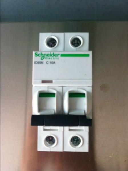 供應(yīng)青島施耐德電氣空氣開關(guān)iC65N