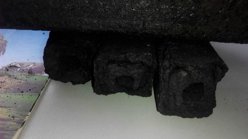 供應(yīng) 河南廠家直銷機(jī)制燒烤四角木炭出口韓國(guó)高溫炭