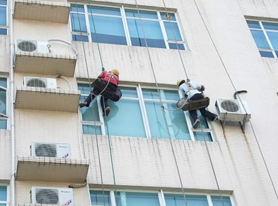 供应专业宝安花园清洗防水有限公司 外墙清洗 防水补漏公司图片